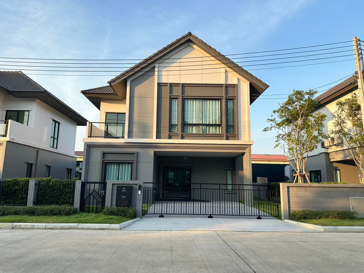 Large detached house, 4 bedrooms, 4 bathrooms, complete functions for a large family, location near BTS Khu Khot. Large detached house, 4 bedrooms, 4 bathrooms, complete functions for a large family, location near BTS Khu Khot.