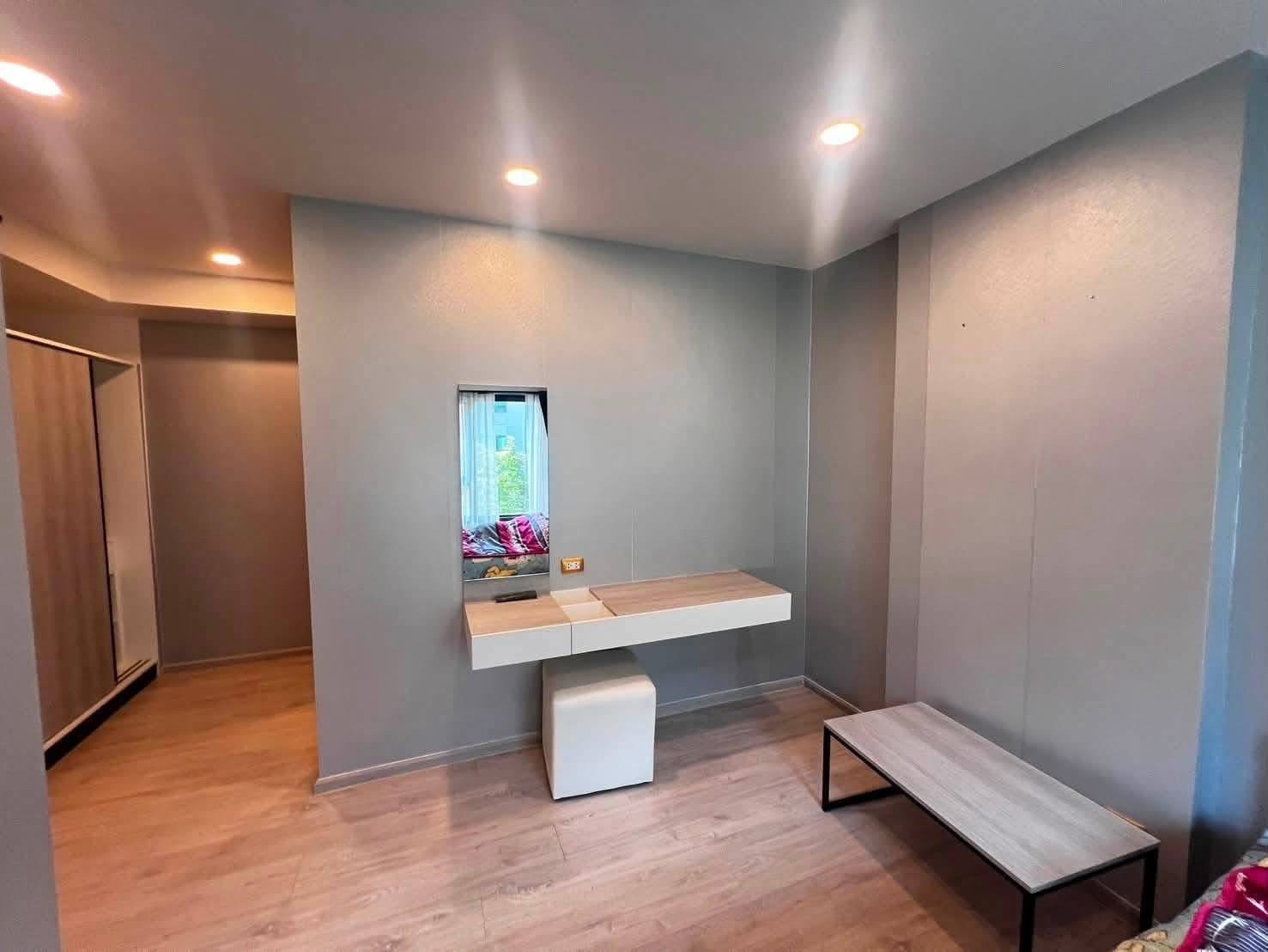 For rent: Escent ville (two bedroom), 4th floor, size 57 sq m. For rent: Escent ville (two bedroom), 4th floor, size 57 sq m.
