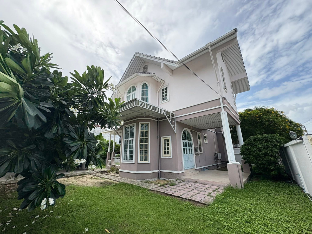 Single house for sale near BTS Punnawithi, corner house, large land 149 sq m, in the heart of Sukhumvit 101.