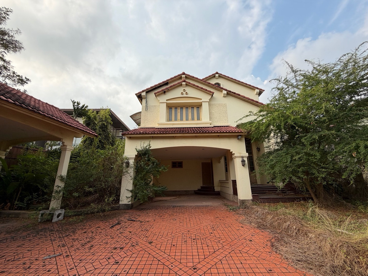 Large corner house for sale Laddawan Srinakarin Project, quality houses For families looking for a long-term living space
