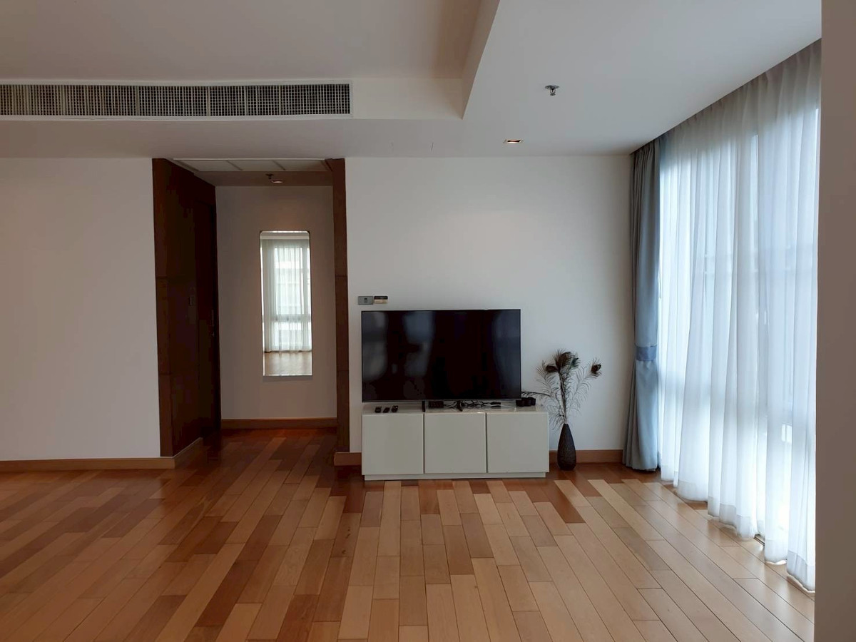 Pet Friendly ( 4 Bed 297 Sqm) RENT @BTS Prompong  FAMILY UNIT - Rental Price 185,000 THB Negotiable 
