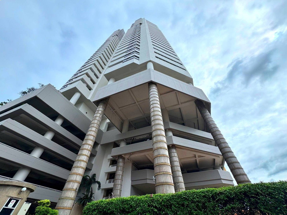 Condo for sale: Central City East Tower, Central City Bangna East Tower, next to Central Bangna, actually walking distance. Theres only 1 unit. Anyone whos late = miss out on a rare item.