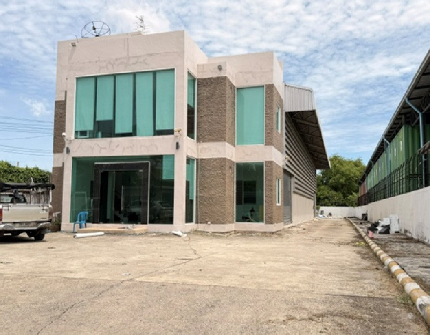 For Rent Warehouse with office for rent. Usable area 966 square meters on 500 square wah of land / Location in Soi Na Mai Subdistrict Administrative Organization / 2 kilometers from Noppawong Intersection, Lat Lum Kaeo / Closed fence / Very good location 