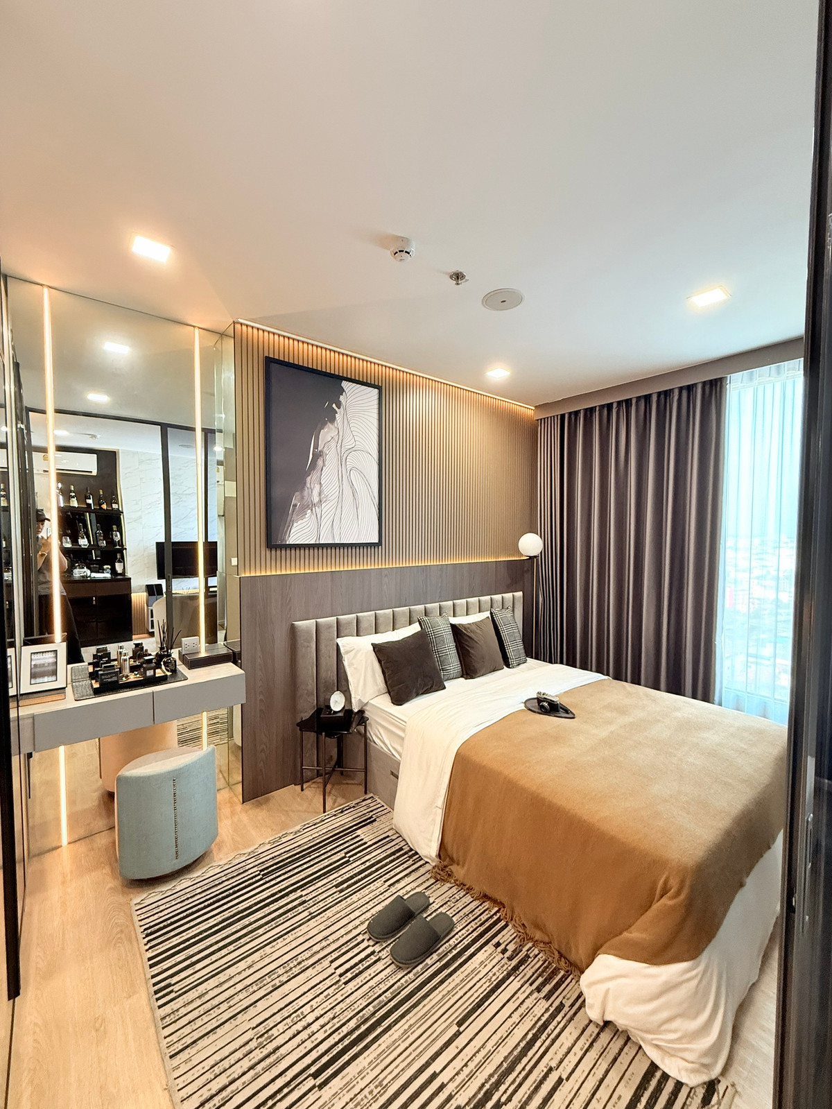 🔥 Condo for sale next to Ramkhamhaeng University, first hand, good quality, packed with electrical appliances! ⭐ Buy now and receive a voucher worth 30,000 baht until 15 February 2026.
