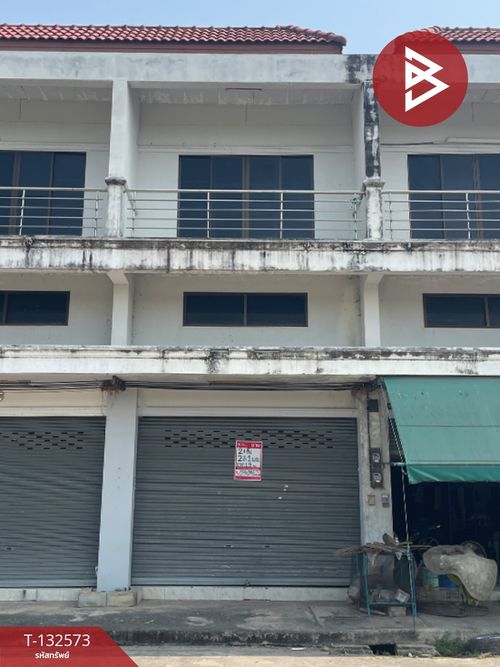 Commercial building for sale, 2 and a half floors, Chinlapas Village, Bueng Phra, Phitsanulok, near the airport.