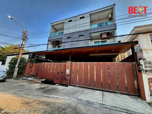 🏡 4-story detached house for sale, Seri Rama 9 Village, Soi 43, beginning of the alley, near The Nine Center Rama 9, only 700 meters.