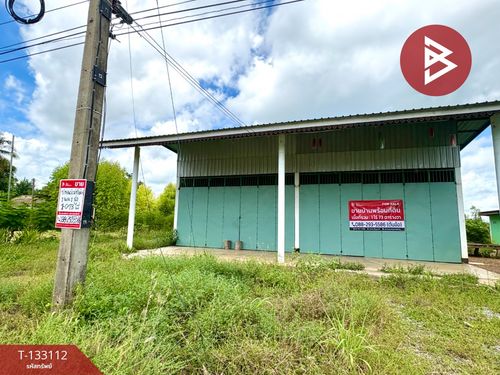 Single house with land for sale, area 1 rai 73 square wah, Noen Kham, Chainat, good location next to the road.