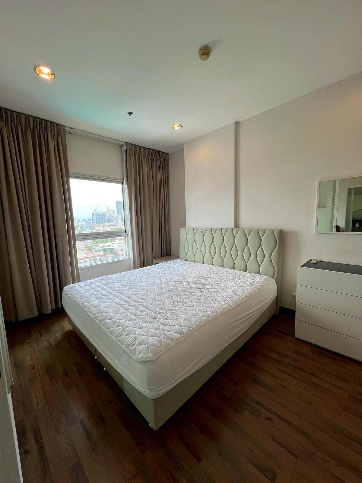 Condo next to BTS Krung Thonburi 0 meters, Q House Sathorn, north side, beautiful room, ready to invest. Condo next to BTS Krung Thonburi 0 meters, Q House Sathorn, north side, beautiful room, ready to invest.