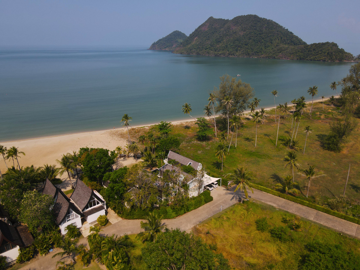 ขาย Pool Villa เกาะช้าง (วิวทะเล หาดส่วนตัว ภูเขาล้อมรอบ) เนื้อที่ 355 ตร.วา 700 ตร.ม. สระว่ายน้ำสุดหรู จอดรถได้ 5-6 คัน – รูปที่ 2