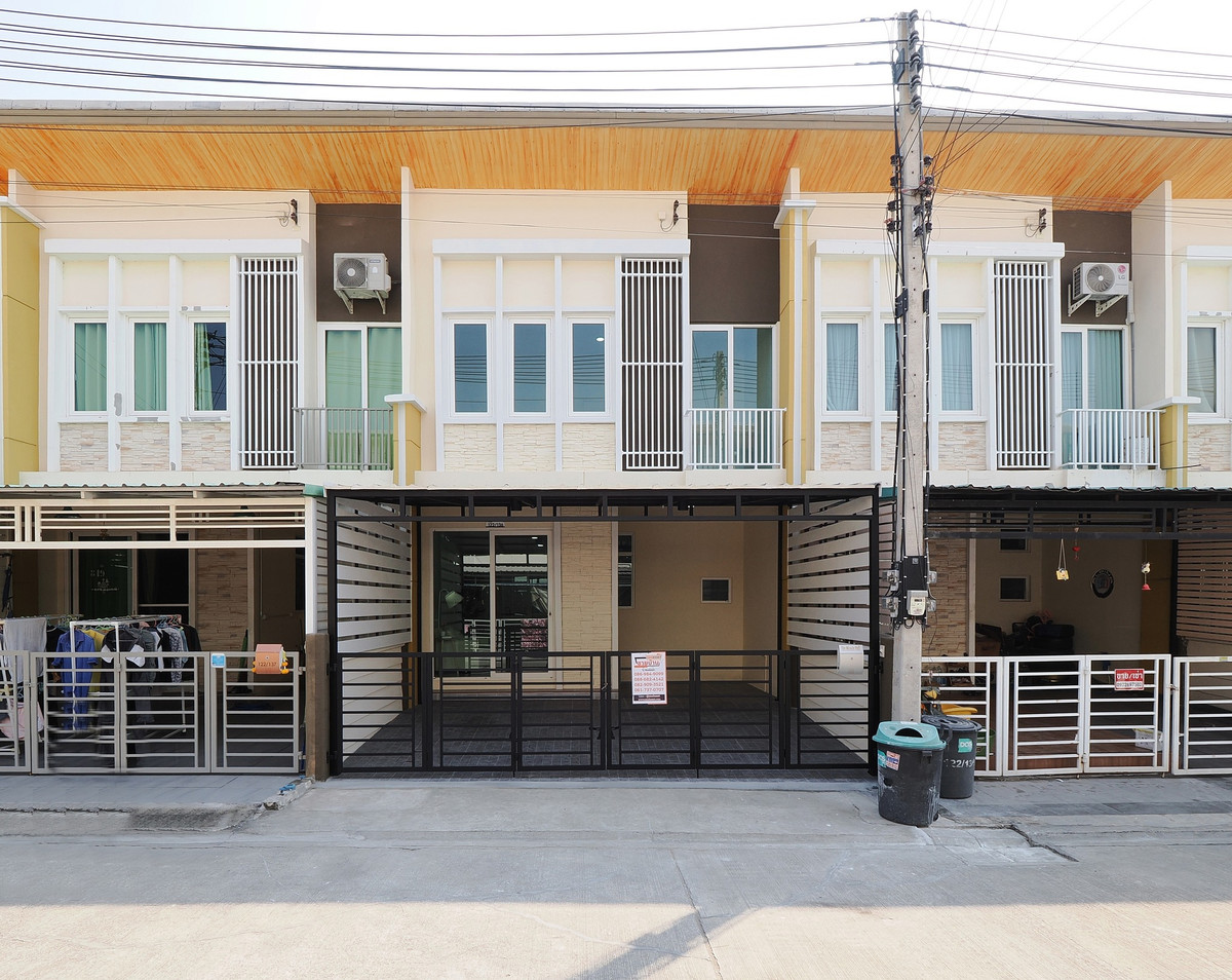 ขายราคาพิเศษ ทาวน์เฮ้าส์ 2 ชั้น ม.โกลเด้นทาวน์ โครงการ2 ขนาด 19.2 ตร.ว. 4 ห้องนอน 2 ห้องน้ำ บ้านหน้ากว้าง ฟังชั่นบ้านดีเยี่ยม รีโนเวทใหม่ทั้งหลัง พร้อมเฟอร์ เข้าอยู่ได้ทันที [พระราม2-พันท้ายนรสิงห์]
