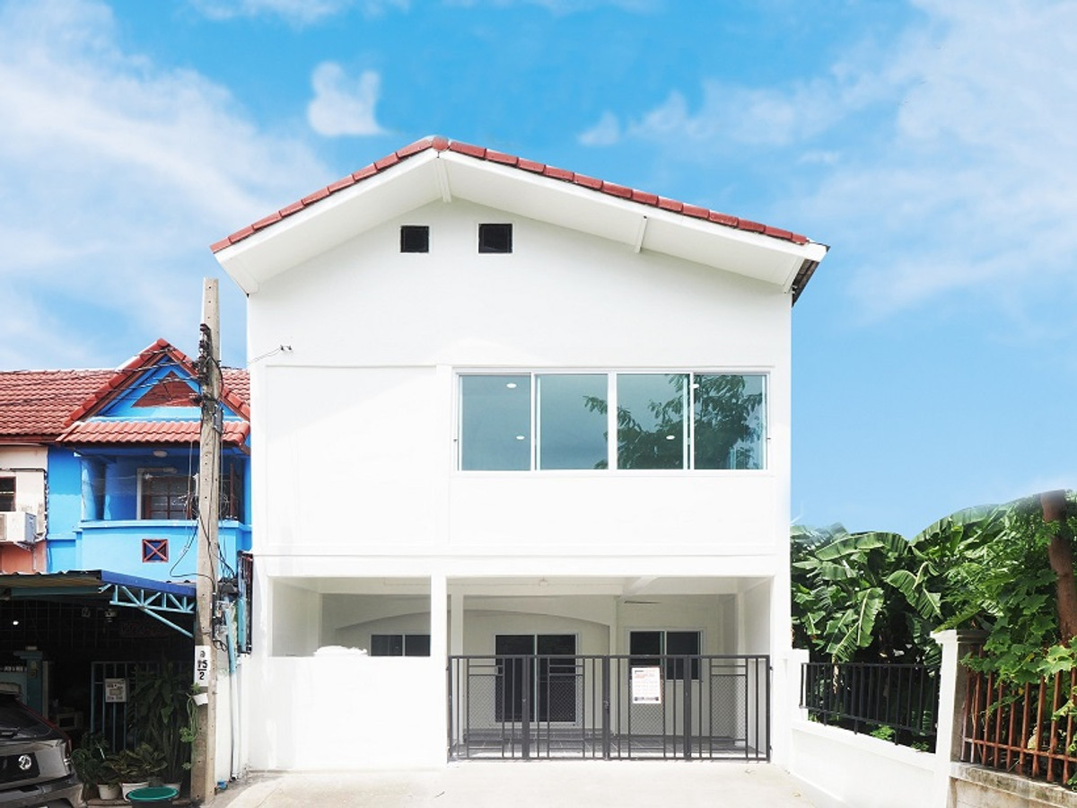 For sale at a special price, 2-story townhouse, Sweet Home Park Village, size 30.7 sq m, 4 bedrooms, 3 bathrooms, 1 parking space, beautiful house, corner house, very good location, excellent functions, fully furnished, wide area, newly renovated, ready t