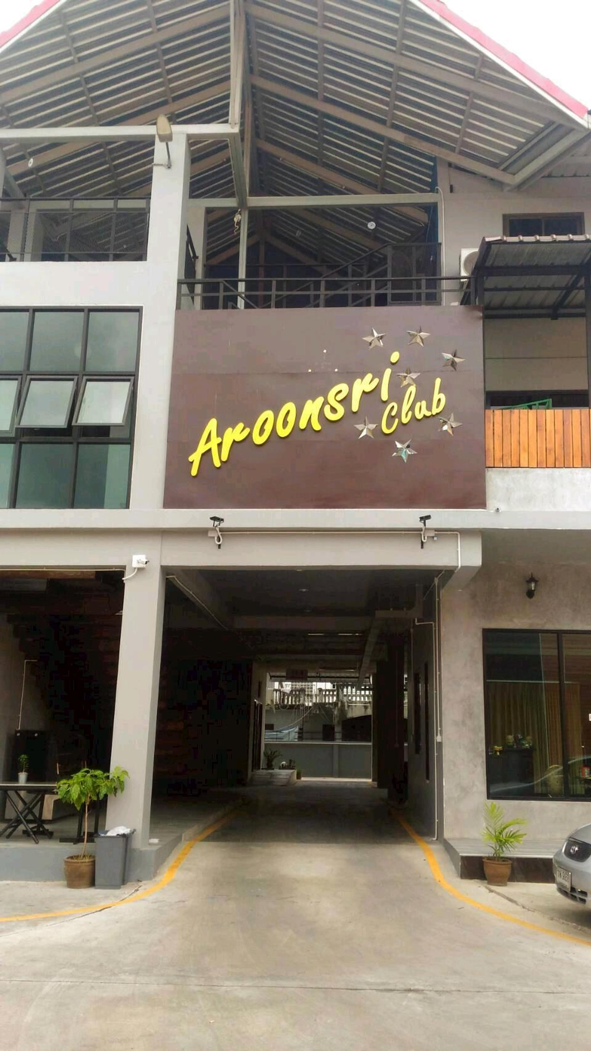 Sale Aroonsri club สนามแบดมินตัน สนามฟุตบอล สระว่ายน้ำ มีลานจอดรถ ตลิ่งชัน สวนผัก เนื้อที่ 1ไร่ 3งาน 15ตรว.