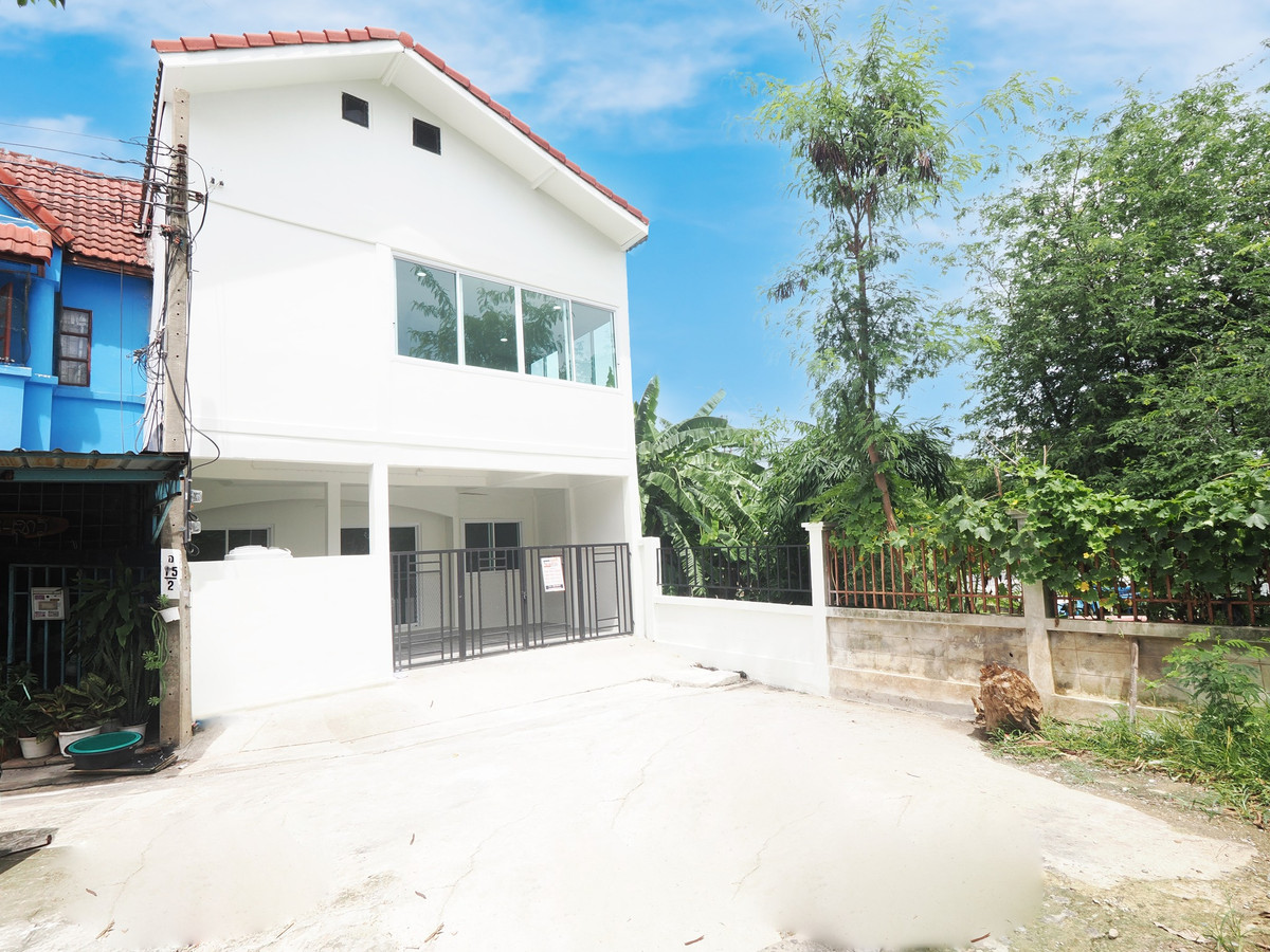 For sale at a special price, 2-story townhouse, Sweet Home Park Village, size 30.7 sq m, 4 bedrooms, 3 bathrooms, 1 parking space, beautiful house, corner house, very good location, excellent functions, fully furnished, wide area, newly renovated, ready t – รูปที่ 3