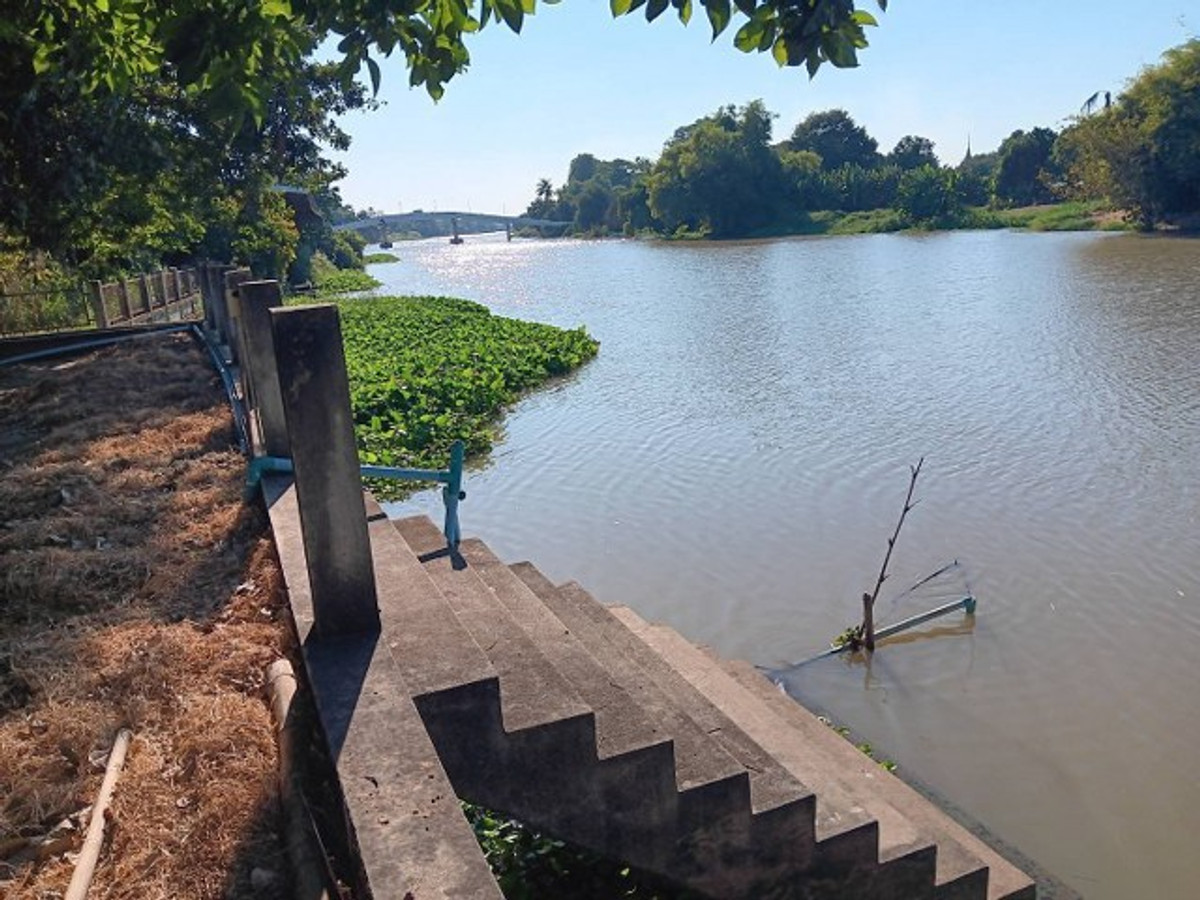 PZ1278: Empty land for sale along the Tha Chin River, area 364 sq m, next to main road 340, most beautiful river curve corner. Very cheap, worth it Suitable for building a luxury house on the waterfront, POOL VILLA (For rent), Si Prachan District, Suphan PZ1278: Empty land for sale along the Tha Chin River, area 364 sq m, next to main road 340, most beautiful river curve corner. Very cheap, worth it Suitable for building a luxury house on the waterfront, POOL VILLA (For rent), Si Prachan District, Suphan
