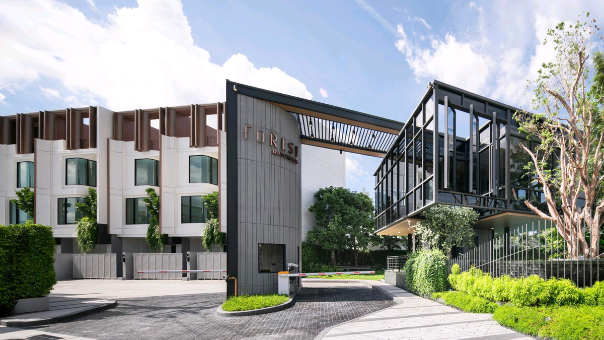 Forest Ratchada 18, a luxurious 3-story townhome with rooftop terrace and clubhouse in the heart of the city.