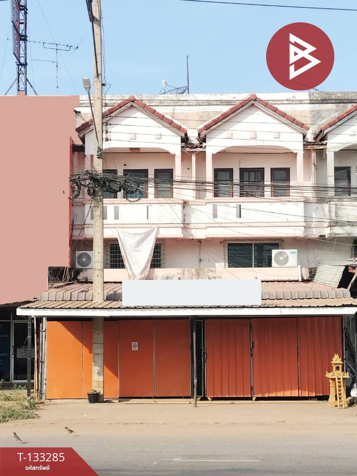 Commercial building for sale, 2 units, area 44 square meters, Thap Khlo District, Phichit, good location, near community areas. Commercial building for sale, 2 units, area 44 square meters, Thap Khlo District, Phichit, good location, near community areas.