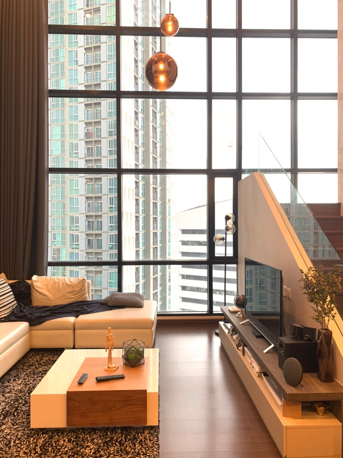 🔥🔥 FOR RENT 🔥🔥 IVY AMPiO 🌟3 Bedrooms 🌟Special Duplex 2 floors 🌟 Good location near MRT Culture Center 🩷🛋️ The most beautiful room of the project!! 👍👍👍 – รูปที่ 2