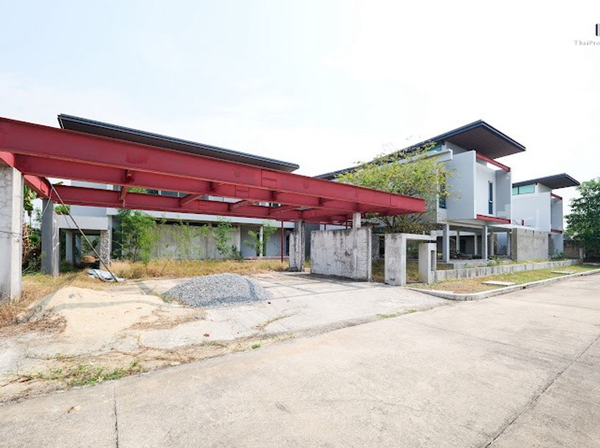 Ready for you to transform it into your dream home. Large Corner Single House with Swimming Pool! Quiet & Private – Panya Indra P.7 Land size 362.7 sq.wah | Usable area 1,600 sq.m. 9 Bedrooms | 10 Bathrooms | Parking for 5 cars Near Fashion Island Ready for you to transform it into your dream home. Large Corner Single House with Swimming Pool! Quiet & Private – Panya Indra P.7 Land size 362.7 sq.wah | Usable area 1,600 sq.m. 9 Bedrooms | 10 Bathrooms | Parking for 5 cars Near Fashion Island