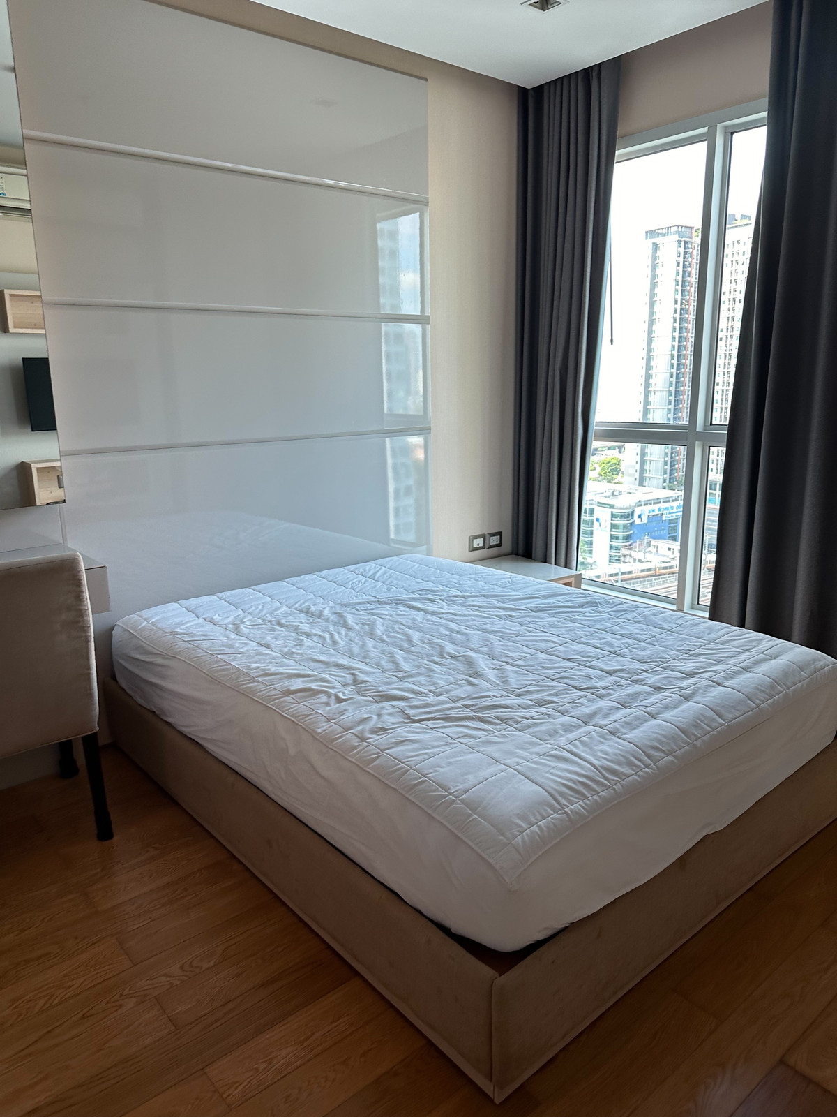 The Address Asoke 45 sq m., ready to move in room, only 300 meters from MRT Phetchaburi. The Address Asoke 45 sq m., ready to move in room, only 300 meters from MRT Phetchaburi.