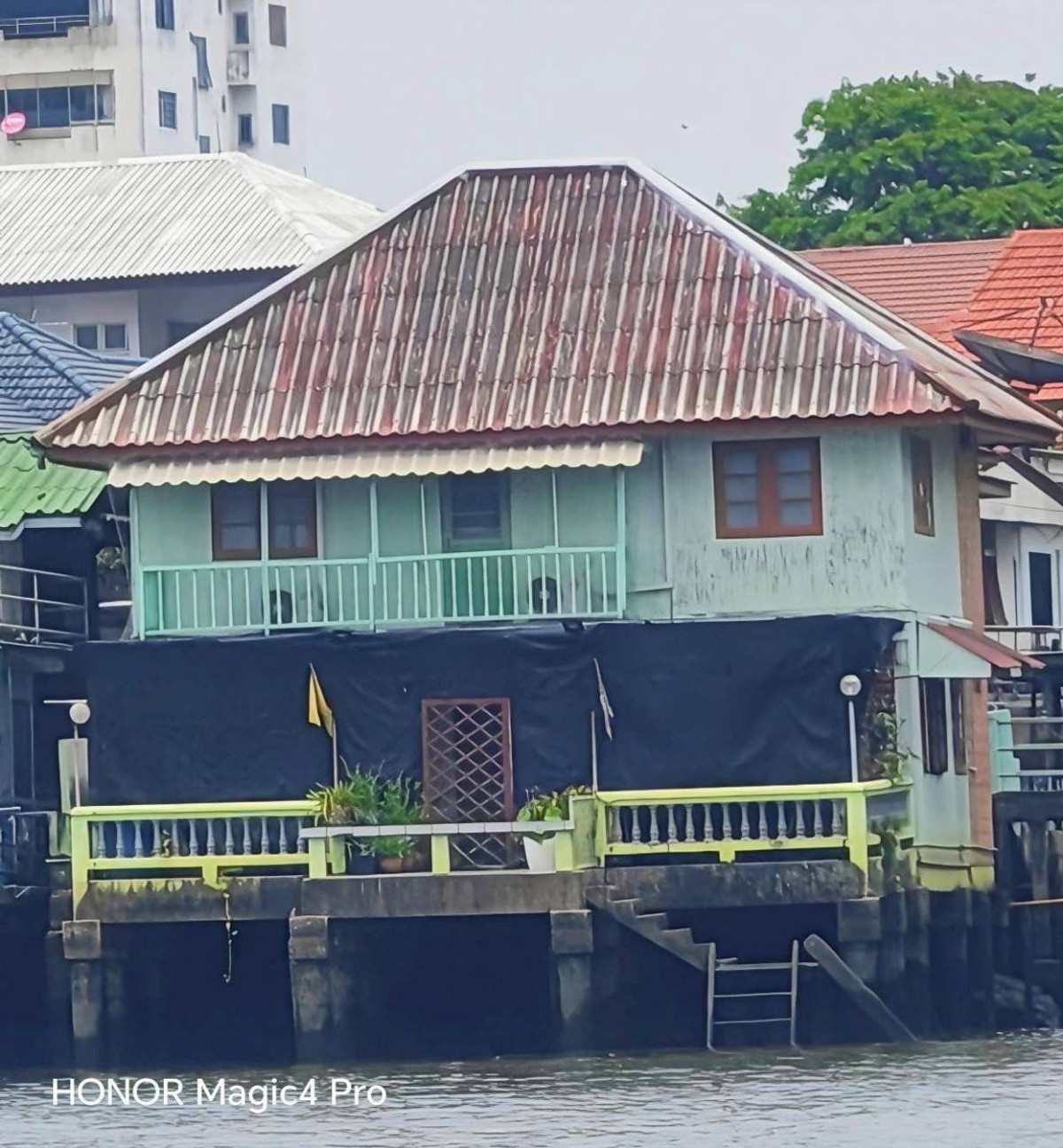 The house is next to the Chao Phraya River, width 11 meters, our river view. Foot of Rama 5 Bridge, Nonthaburi 12 million baht