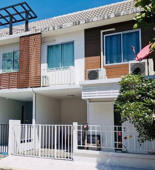 Near WatLadPlaKhao 450m and Kasetsart U. BangKhen 2.8km Two-storey townhouse with 3 beds and 2baths