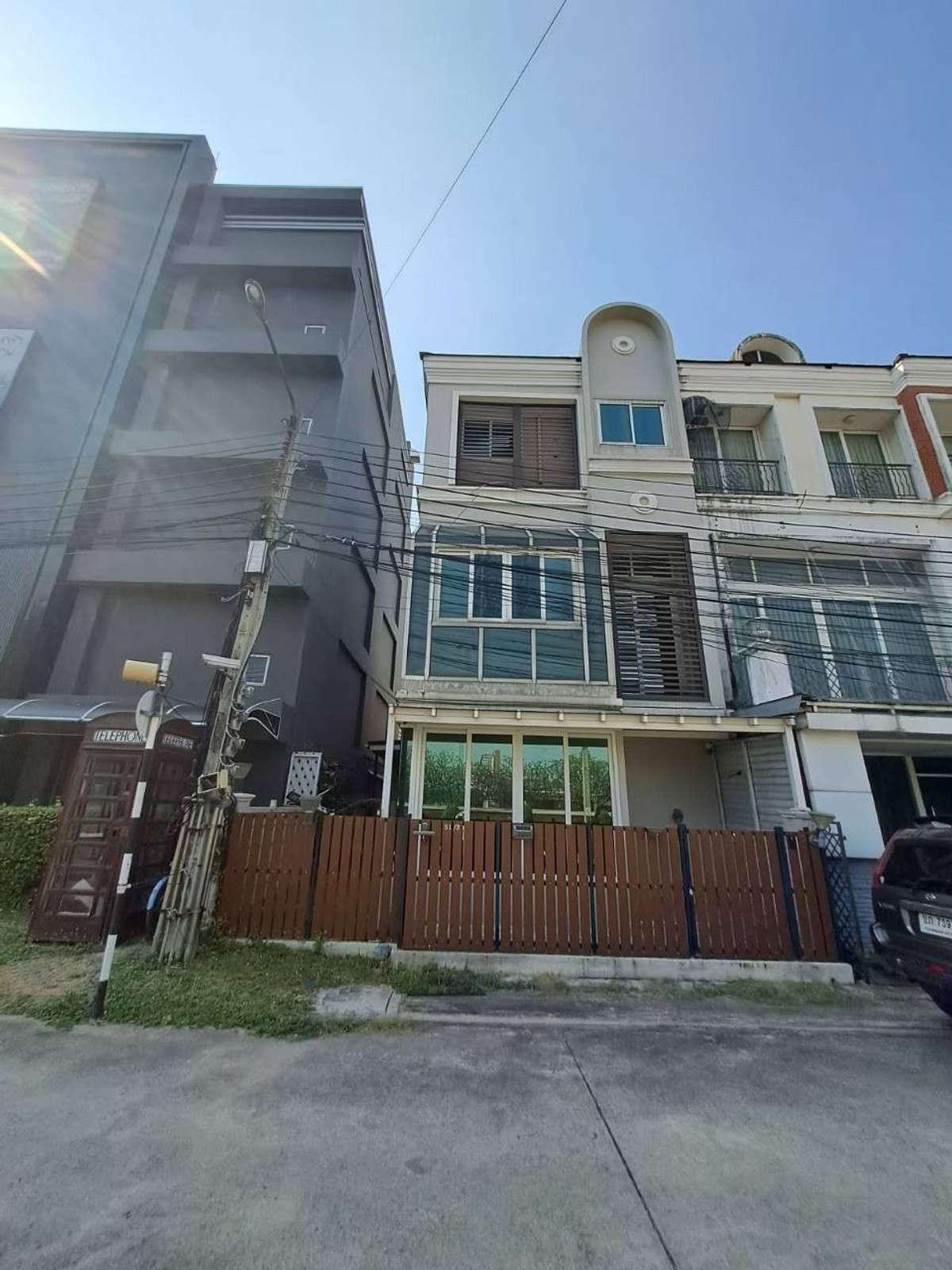 Neo Classic Home, the first 3-story townhome of the project, corner unit, next to the BTS. Neo Classic Home, the first 3-story townhome of the project, corner unit, next to the BTS.