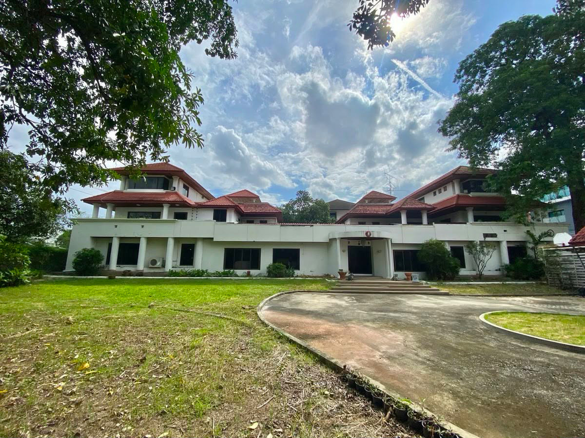 ขาย บ้านเลียบด่วนเอกมัย-รามอินทรา (ทำเลสะดวก ที่ดินสี่เหลี่ยมจัตุรัส) เนื้อที่ 469 ตารางวา 10 ห้องนอน 12 ห้องน้ำ 1200 ตร.ม. จอดรถได้ 6-8 คัน ขาย บ้านเลียบด่วนเอกมัย-รามอินทรา (ทำเลสะดวก ที่ดินสี่เหลี่ยมจัตุรัส) เนื้อที่ 469 ตารางวา 10 ห้องนอน 12 ห้องน้ำ 1200 ตร.ม. จอดรถได้ 6-8 คัน