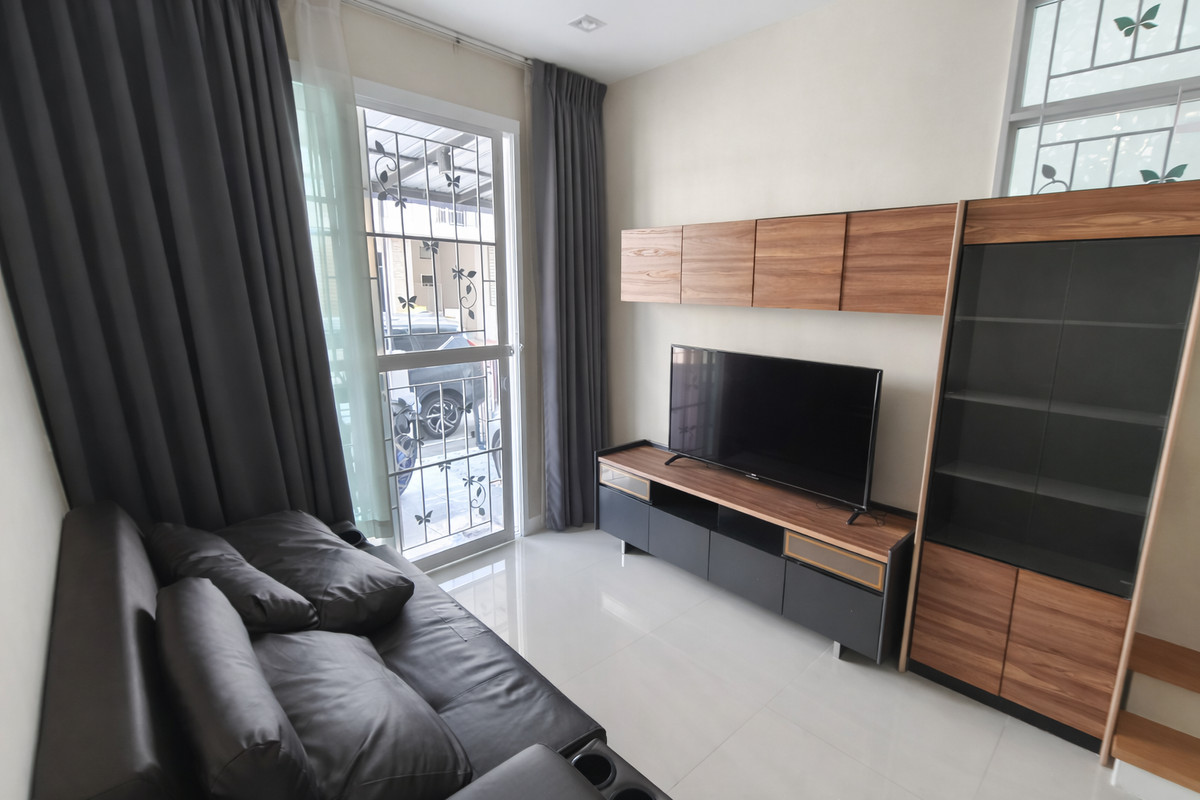 Quality Townhome in Golden Town Vibhavadi–Rangsit Easy access to the city, near expressway and electric train, surrounded by complete amenities! For Sale: Townhome at Golden Town Vibhavadi–Rangsit Prime location on Vibhavadi–Rangsit Road