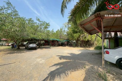 Land for rent along the Chao Phraya River, Bang Pa-in, 250 sq m with buildings.
