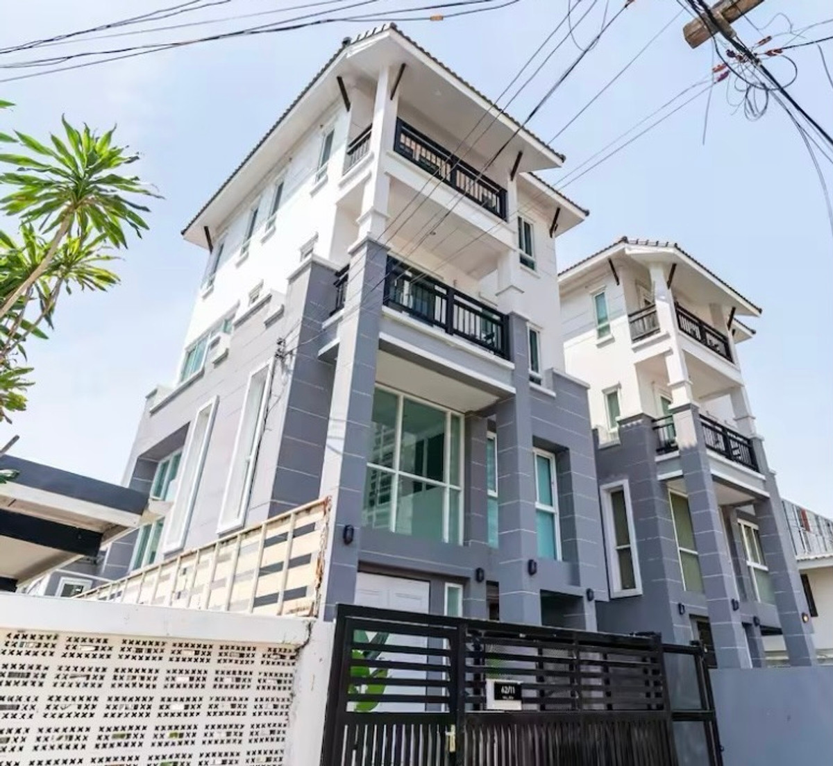 Townhome for rent, Ekkamai - Pridi Banomyong 31, home office / living location in the heart of the city, area 27 square wah, usable area 178 sq m, 3 bedrooms, 3 bathrooms. Townhome for rent, Ekkamai - Pridi Banomyong 31, home office / living location in the heart of the city, area 27 square wah, usable area 178 sq m, 3 bedrooms, 3 bathrooms.