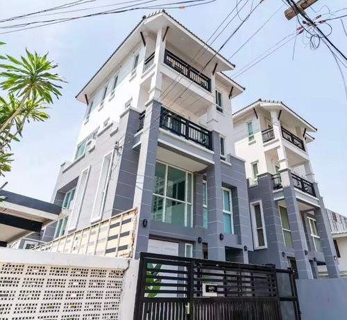 Townhome for rent, Ekkamai - Pridi Banomyong 31, home office / living location in the heart of the city, area 27 square wah, usable area 178 sq m, 3 bedrooms, 3 bathrooms.
