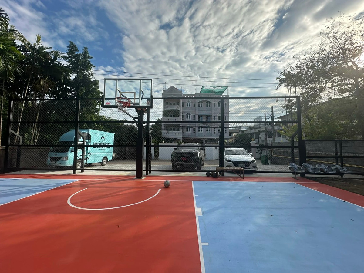 Space for rent, 10 minutes from BTS Ekkamai. Space for rent, 10 minutes from BTS Ekkamai.