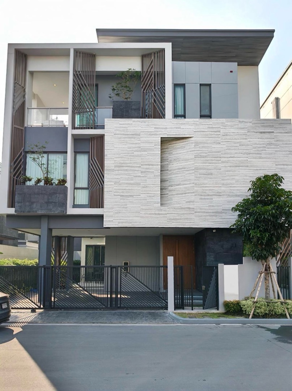 Luxury house for rent, Phatthanakan, 5 minutes near Thonglor.