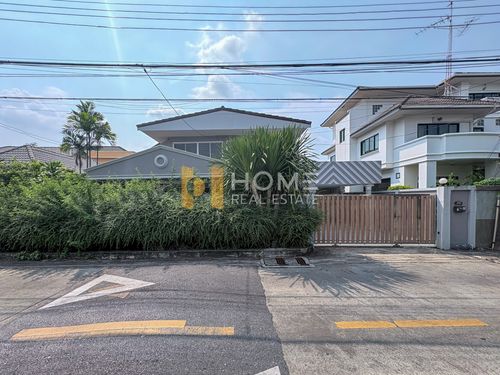 House on 85 sq.wah of land, near BTS Senanikom (only 11 minutes away) 🚆. Detached house, Senanikom 1 Soi 24, แยก 11-2 / 5 bedrooms (FOR SALE) TPM331