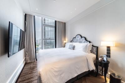 🔥For Rent Now🔥 LA CLEF Two-Bedroom Suite, 65 sq.m., 150 meters from BTS Thonglor. Beautiful room, ready to move in + Free Wi-fi + Cleaning 3 times/week + Pets allowed.(Available for both short-term and long-term rental)