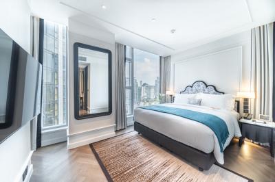 🔥For Rent Now🔥 LA CLEF Two-Bedroom Premier, 95 sq.m., 150 meters from BTS Thonglor. Beautiful unit, ready to move in + Free Wi-fi + Cleaning 3 times/week + Pets allowed (Short-term and long-term rentals available).