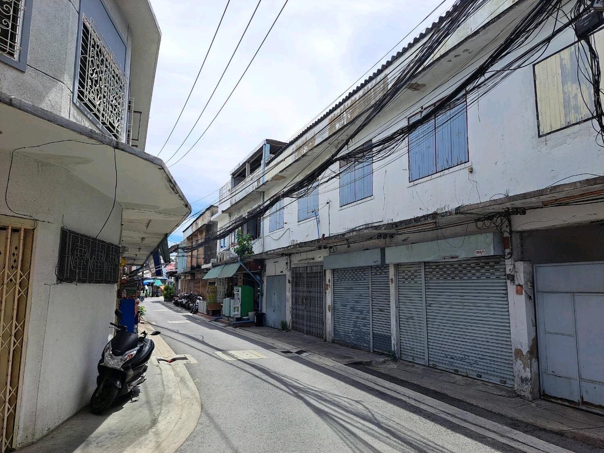 Commercial building for rent, 2 floors, 4 units next to each other, Wong Wian Yai, near Icon Siam. Commercial building for rent, 2 floors, 4 units next to each other, Wong Wian Yai, near Icon Siam.