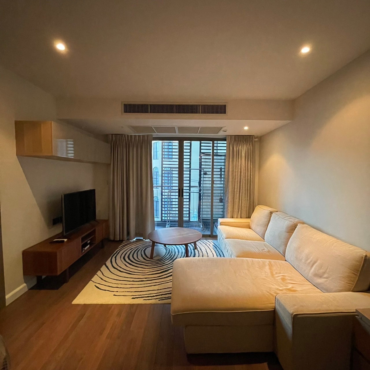 Low rise with only 81 Units, Soi Kasemsan 3, rent 30k, sell 9.9MB BTS Stadium, near Siam Center Low rise with only 81 Units, Soi Kasemsan 3, rent 30k, sell 9.9MB BTS Stadium, near Siam Center