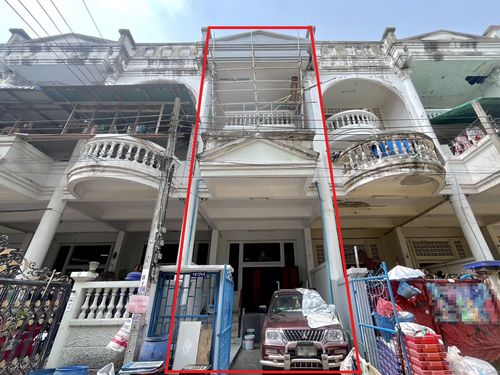 Rare Item!!! Property near the Skytrain generating 6% annual return! For sale: 3-storey townhome near MRT Bang Khae and Bang Khae Market, 3-storey house with 4 bedrooms, easy to find tenants, steady rental income
