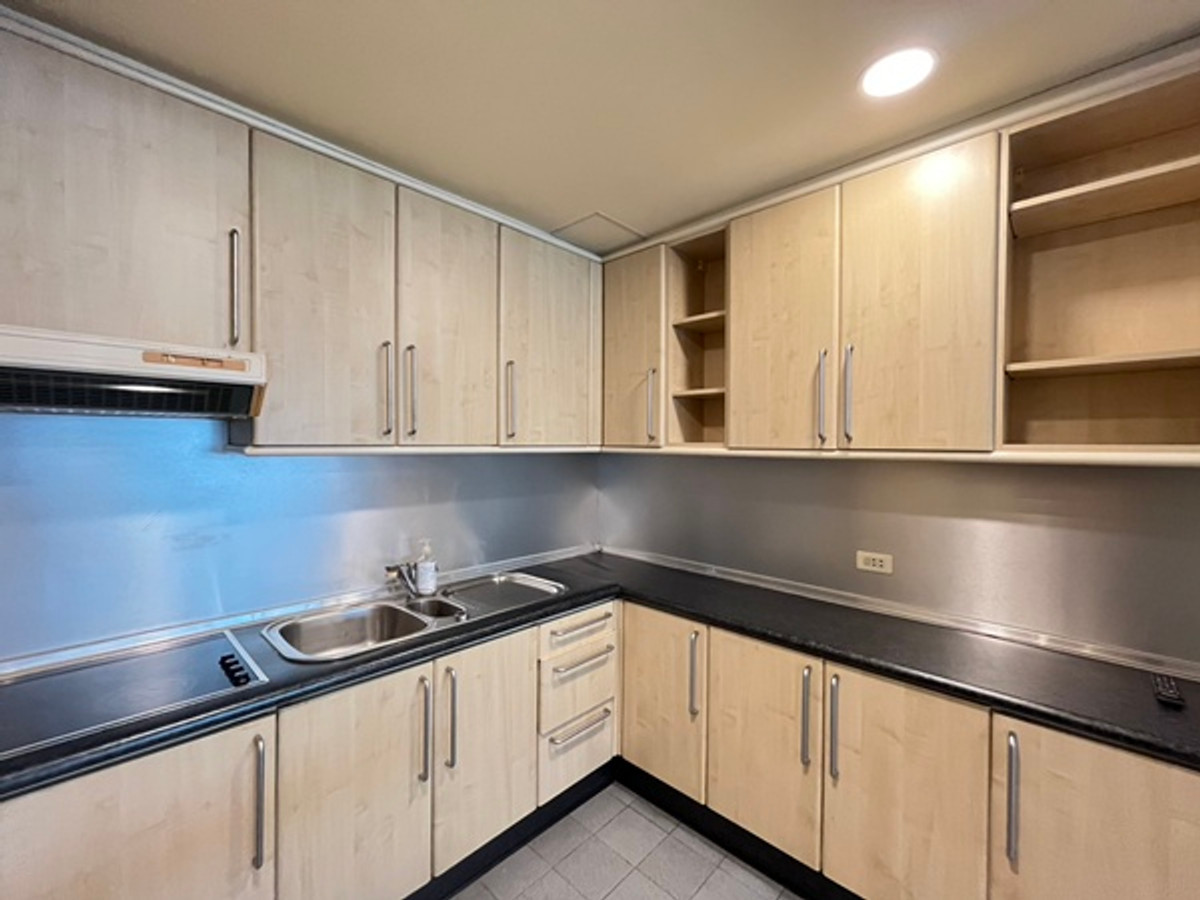 Partly renovated 2-bedroom unit for rent at The Royal Place II  – รูปที่ 3