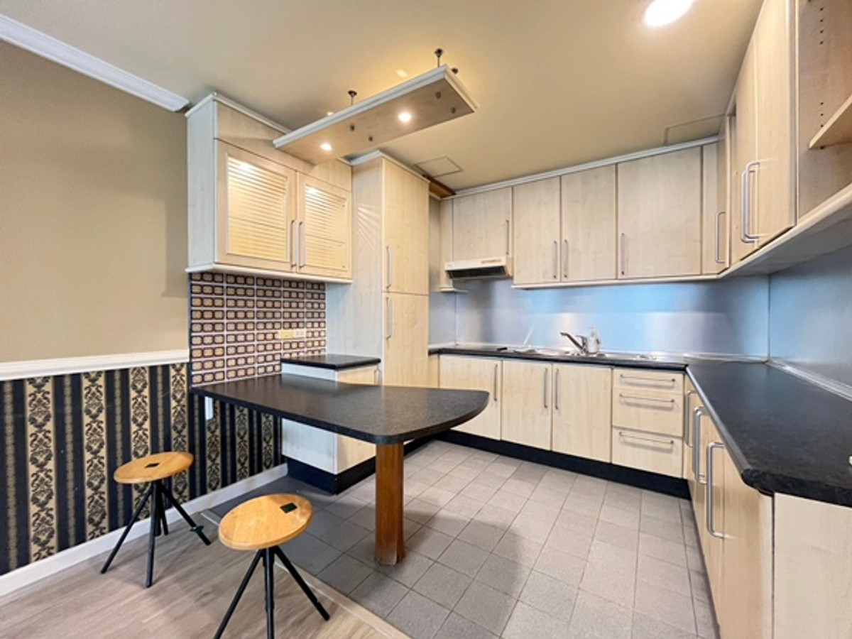 Partly renovated 2-bedroom unit for rent at The Royal Place II  – รูปที่ 2