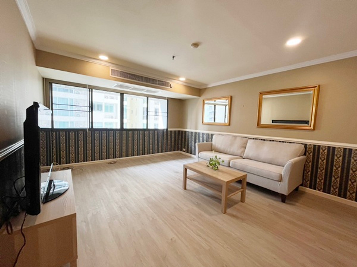 Partly renovated 2-bedroom unit for rent at The Royal Place II Partly renovated 2-bedroom unit for rent at The Royal Place II