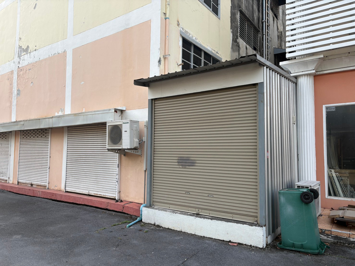 Beautiful corner townhouse, 192 sq m, with private parking, Phutthabucha 22/2 Beautiful corner townhouse, 192 sq m, with private parking, Phutthabucha 22/2