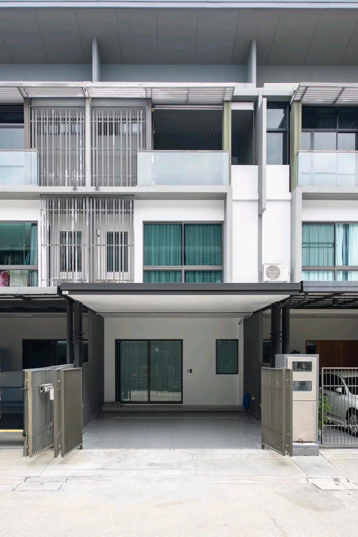 🏡 The Landmark Ekkamai-Ramintra townhome, 3 floors, 3 bedrooms, 4 bathrooms, 168 sq m., fully built-in, supports EV Charger, luxurious central area, selling for 9.5 million baht | Rent 65,000 baht/mo. 📞 Luk Jeab 065-536-5165 #TheLandmark Ekkamai Ramintra 🏡 The Landmark Ekkamai-Ramintra townhome, 3 floors, 3 bedrooms, 4 bathrooms, 168 sq m., fully built-in, supports EV Charger, luxurious central area, selling for 9.5 million baht | Rent 65,000 baht/mo. 📞 Luk Jeab 065-536-5165 #TheLandmark Ekkamai Ramintra