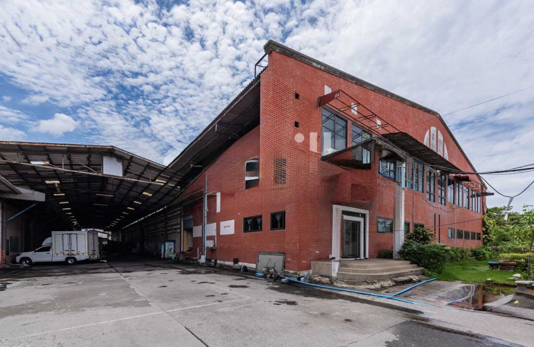Factory for sale, zoned purple with factory license, 11,731 sq m, 6 rai (approximately 2.4 acres), near Sukhumvit Road.