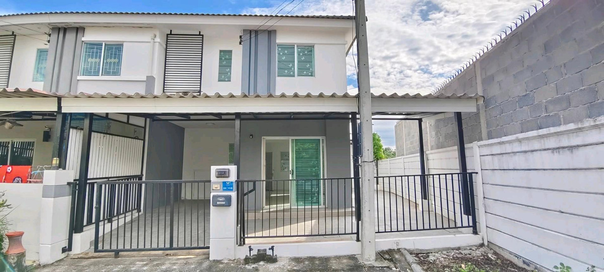 Pruksa Village 63/1, townhouse on the edge of the house near Bang Kradi Industrial Estate, Pathum Thani.