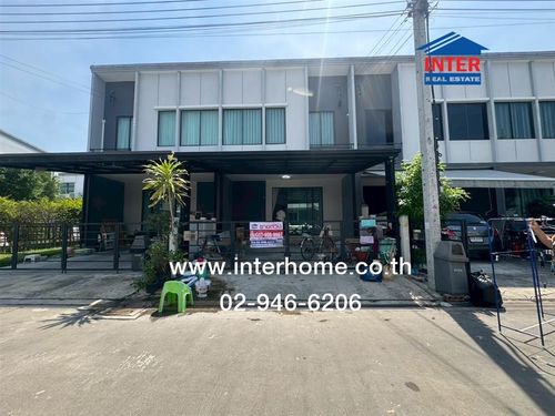 ทาวน์เฮ้าส์ 2 ชั้น 18.2 ตร.ว. หมู่บ้านพลีโน่ รามอินทรา หน้าทางเข้าถนนใหญ่จะเป็นซอยกาญจนาภิเษก 6/1 และเข้าออกซอยคู้บอน 27 เขตบางเขน กรุงเทพมหานคร