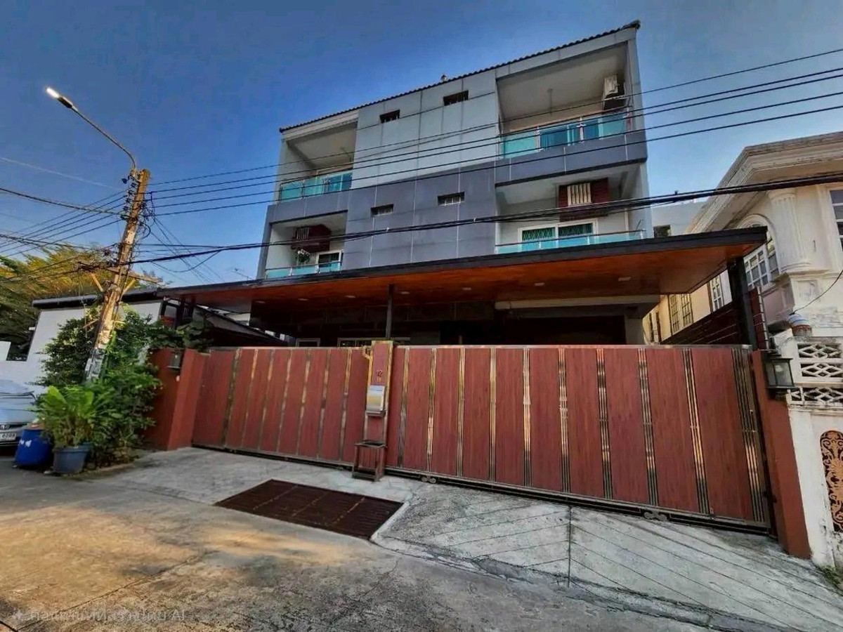 For Sale: Luxurious 4-Storey Detached House! Rama 9 Soi 43, at the beginning of the soi, only 700 meters from The Nine! For Sale: Luxurious 4-Storey Detached House! Rama 9 Soi 43, at the beginning of the soi, only 700 meters from The Nine!