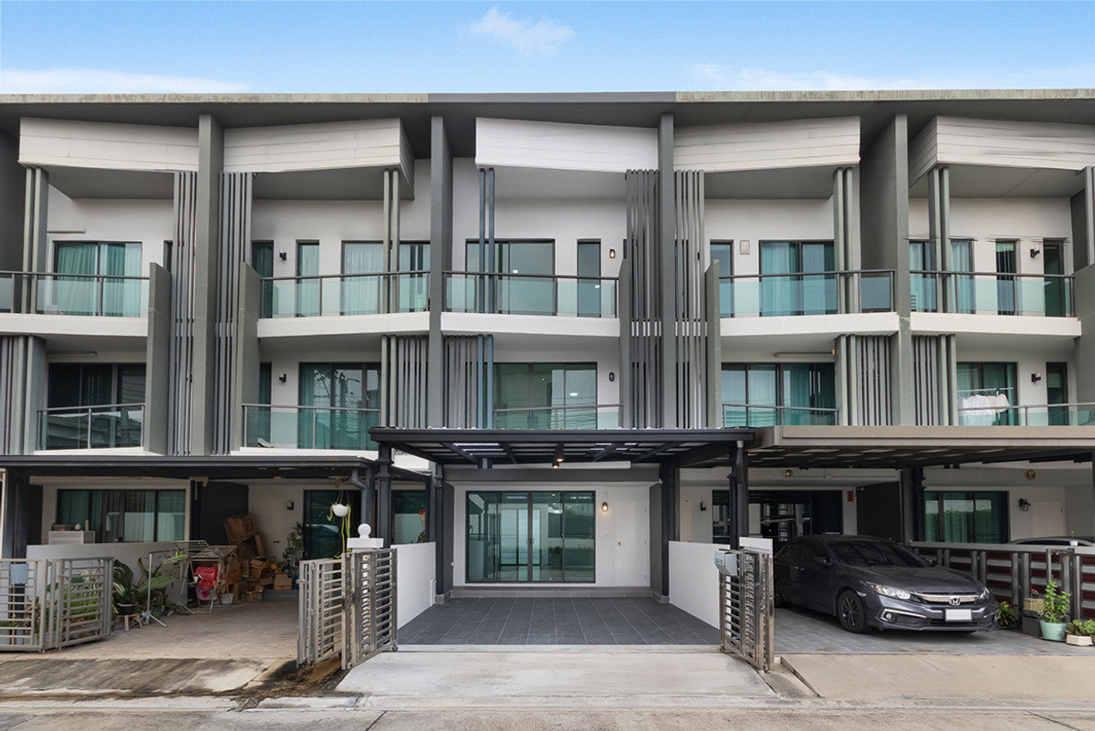 3-story townhome, Cherkoon Village, Sathorn-Ratchaphruek, newly renovated, ready to move in. Good location on Suan Phak Road, near the expressway. 3-story townhome, Cherkoon Village, Sathorn-Ratchaphruek, newly renovated, ready to move in. Good location on Suan Phak Road, near the expressway.