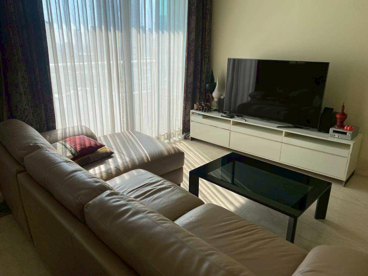 SL054/Luxury condo for rent in the heart of Sathorn, large room 100 sq m, next to BTS Chong Nonsi, view of green area, quiet. SL054/Luxury condo for rent in the heart of Sathorn, large room 100 sq m, next to BTS Chong Nonsi, view of green area, quiet.